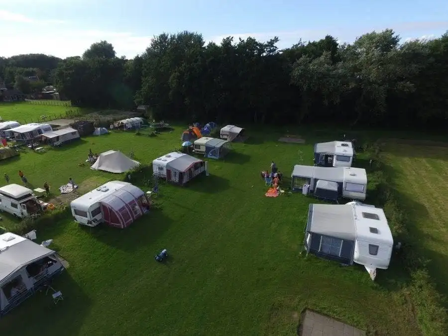 Luchtfoto van caravans op minicamping De Hooiberg